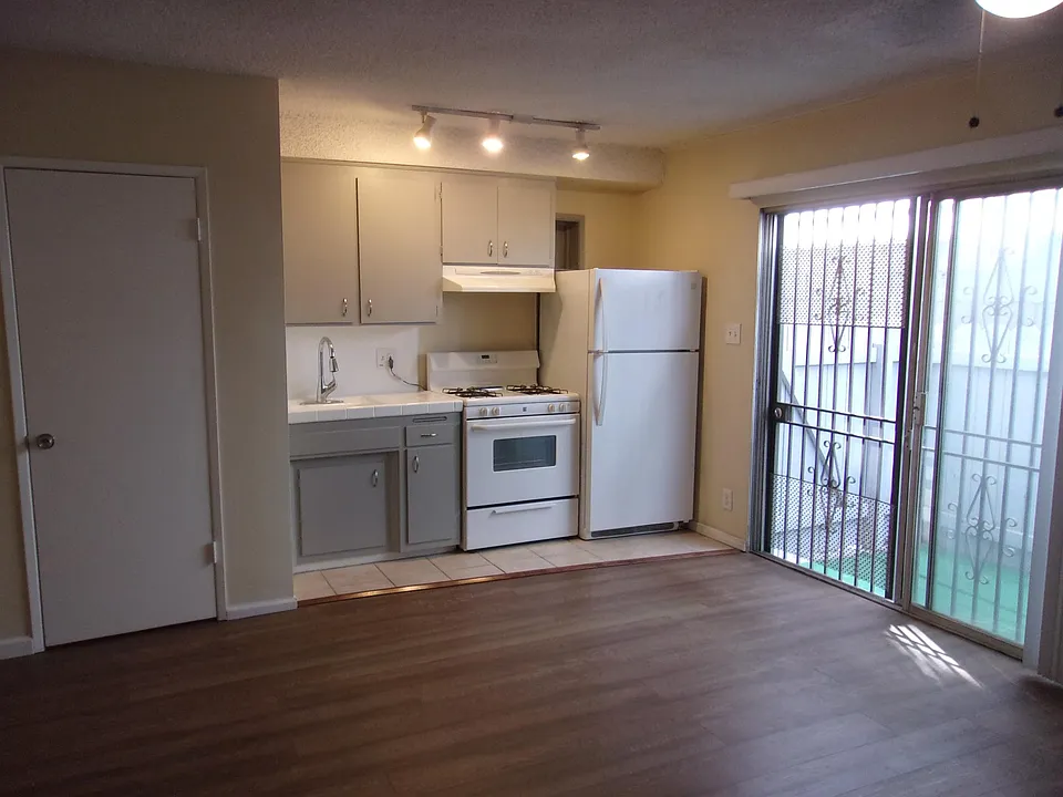 13819 Sherman Way #5