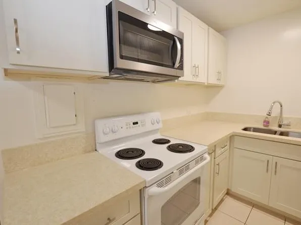 1120 Hassinger St APT 107, Honolulu, HI 96822