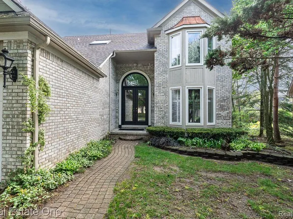 7325 Carriage Creek Dr, Washington, MI 48094