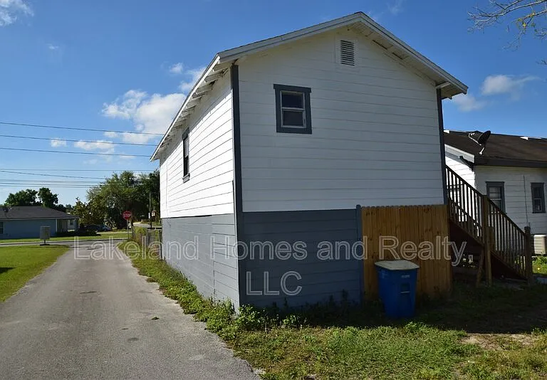 1060 1/2 E Wabash St — Photo 1