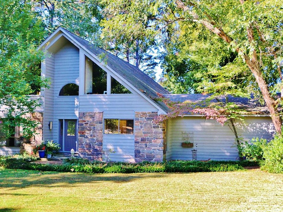 1st image of 215 River Oaks Ln