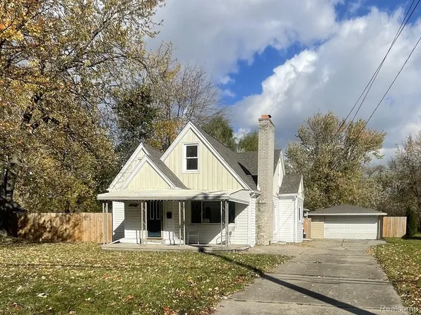 19405 Eastwood Dr, Harper Woods, MI 48225