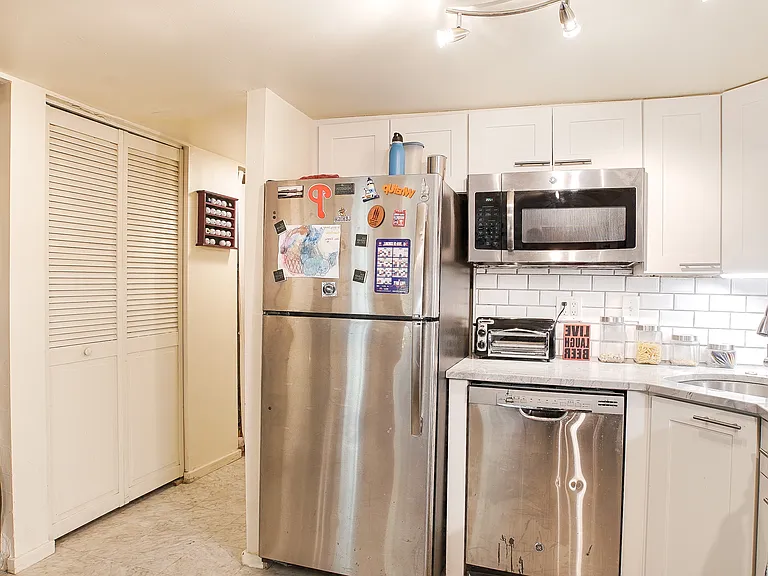 249 Queen St #2 — Photo 7