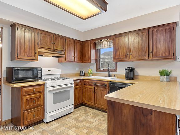 2nd image of 2465 Newport Dr