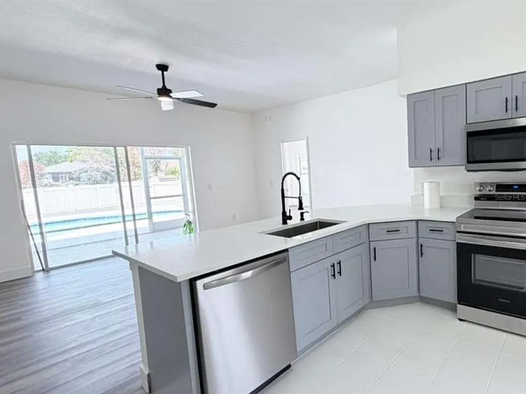 906 Berwick Dr — Photo 9