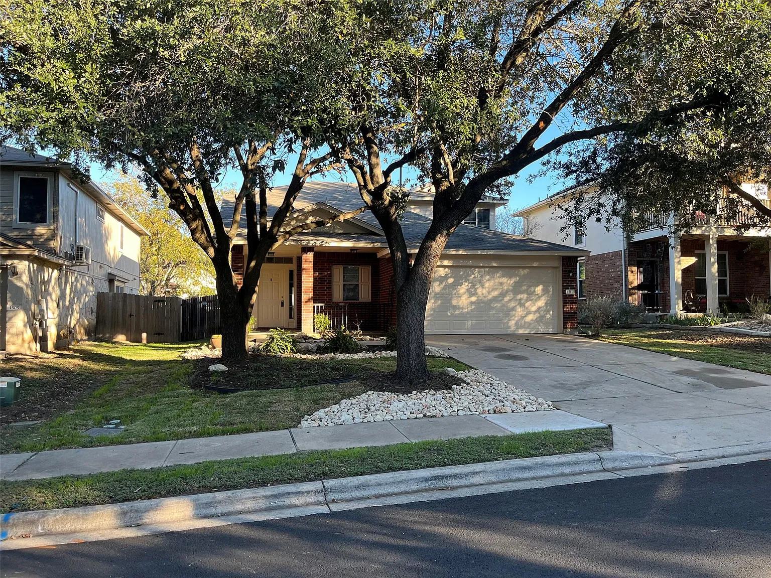 4 bed, 2.5 bath, 1932 sqft, $2,025 — Photo 2