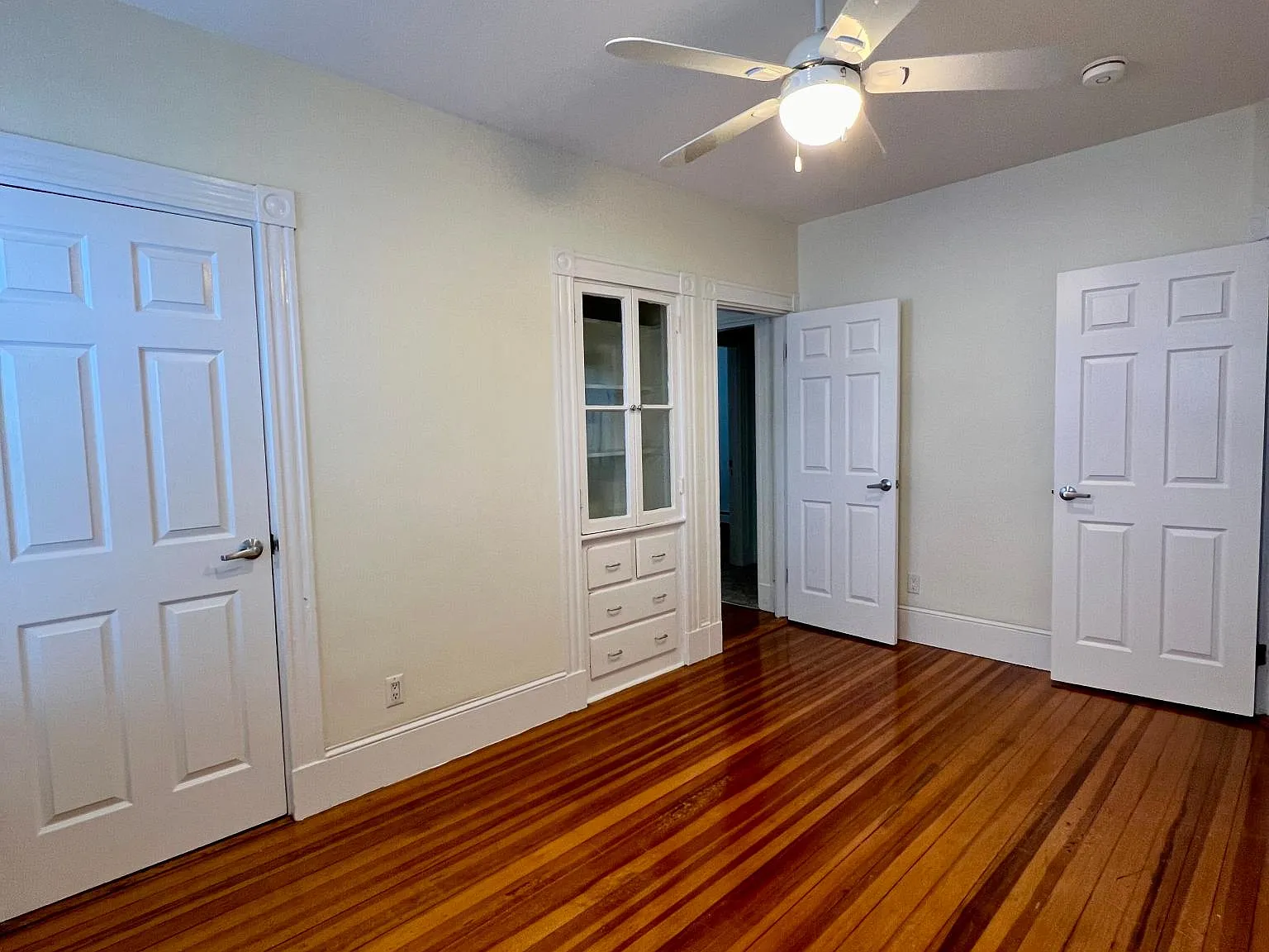 3 bed, 1100 sqft, $3,600 — Photo 4