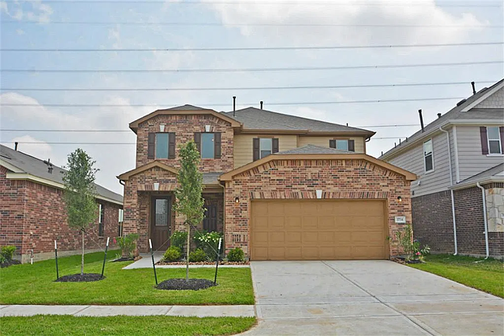 4 bed, 3.0 bath, 2696 sqft, $2,390 — Photo 1
