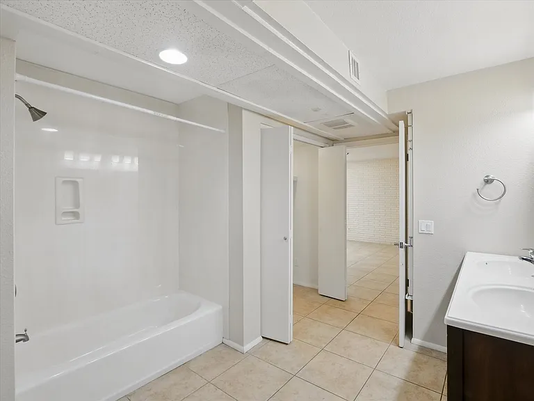 1306 W 12th St — Photo 24