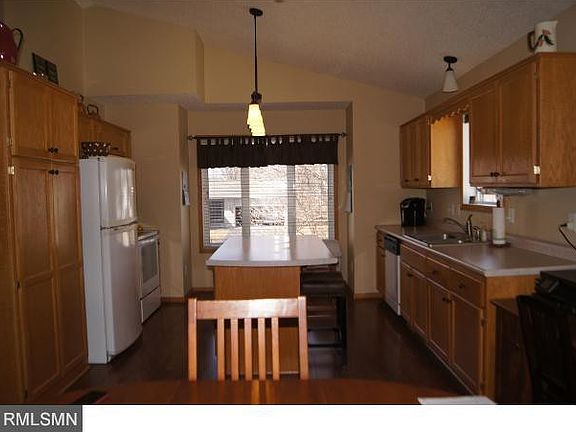 3rd image of 742 Village Green Ln