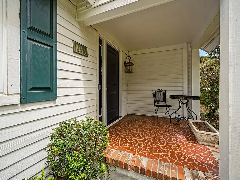 1044 Commodore Dr — Photo 30