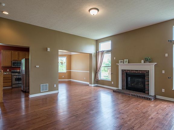 Hardwood Floors/Brick FP