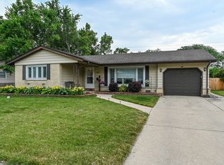 1077 Hartford Ln, Elk Grove Village, IL 60007