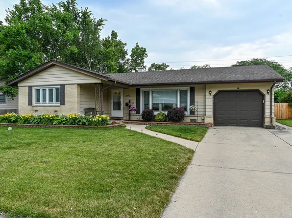 1077 Hartford Ln, Elk Grove Village, IL 60007