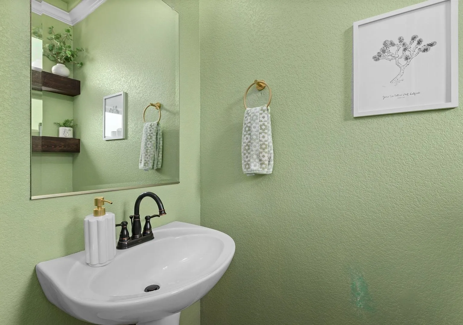 Stylish 2BR Condo in Denver — Photo 4