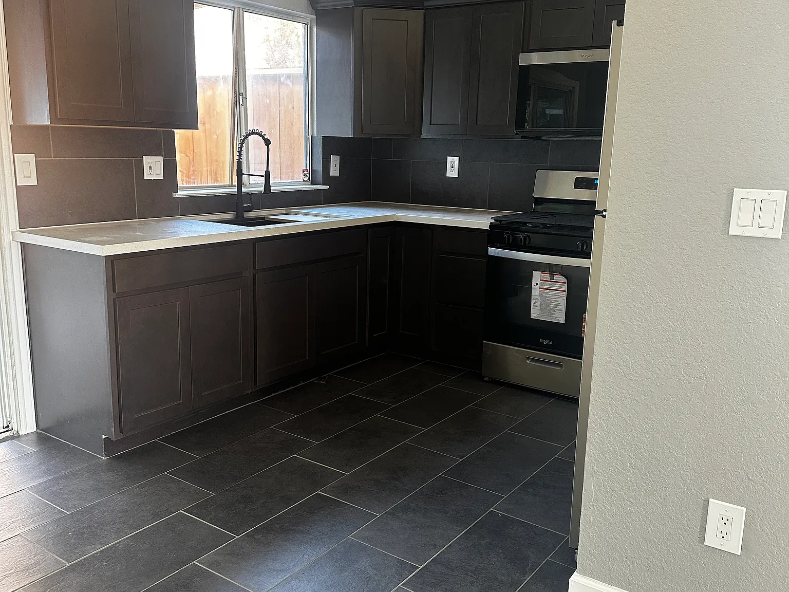3 bed, 1040 sqft, $2,300 — Photo 4