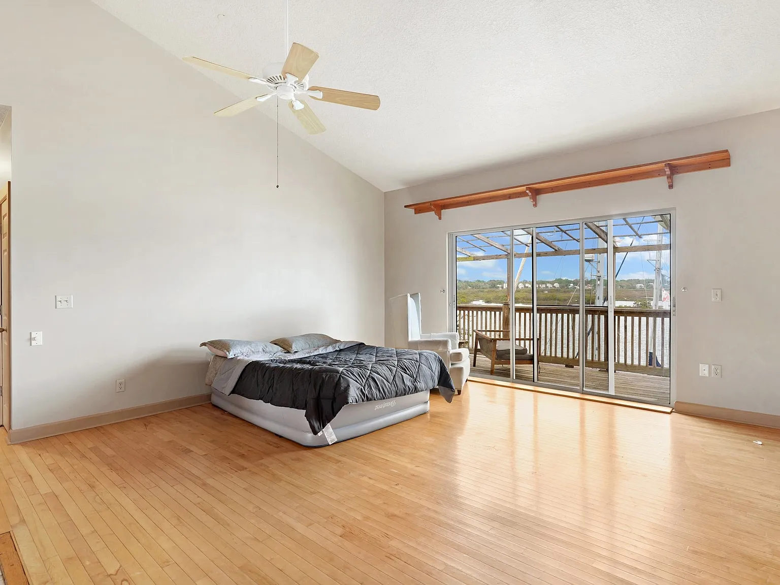 2 bed, 2400 sqft, $2,500 — Photo 3