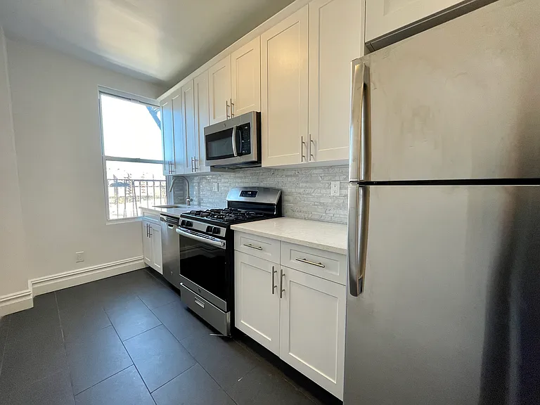 652 W 189th St #5L — Photo 4