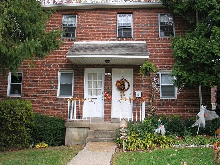 16 Saint Albans Ave #SAINT ALBANS PLACE — Photo 2