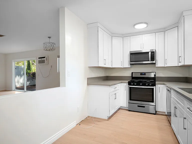 2116 E Chevy Chase Dr #C — Photo 12