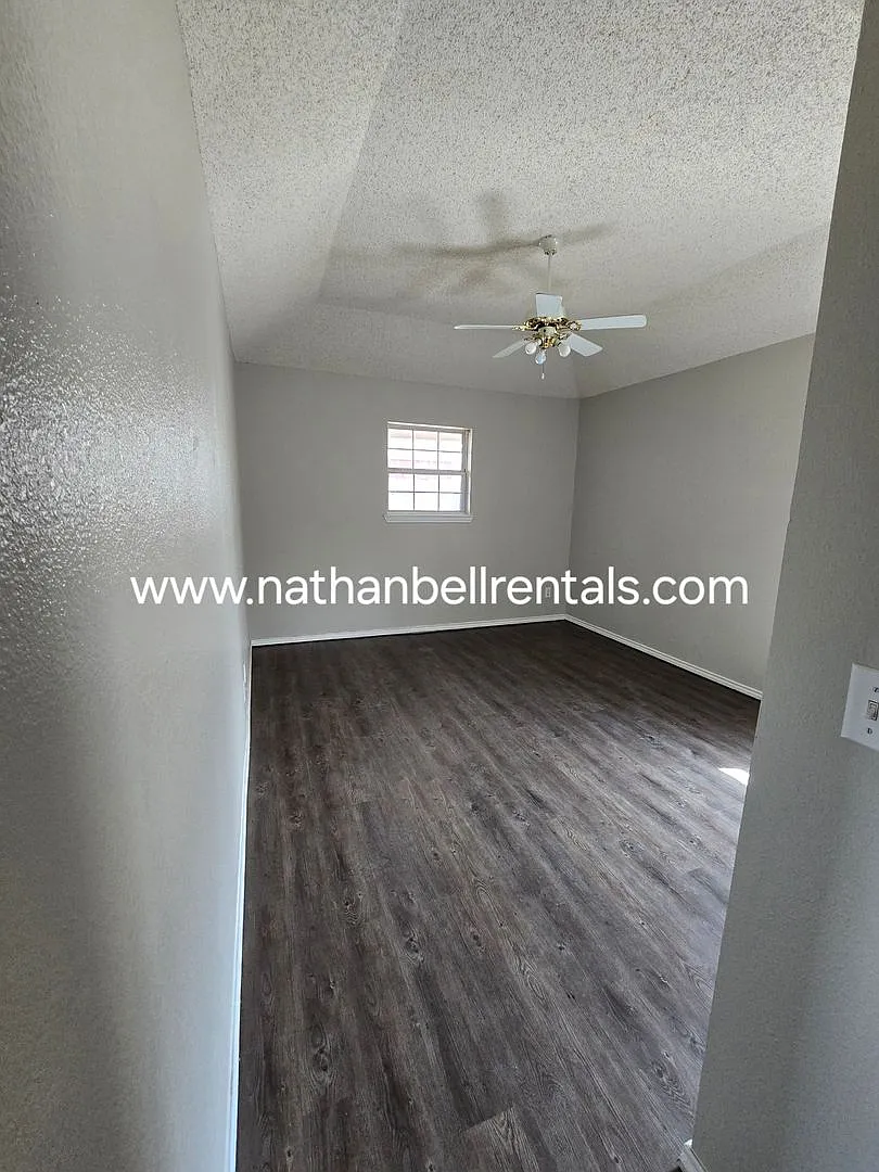 Single Family Home: 3 bed, 2 bath — Photo 3