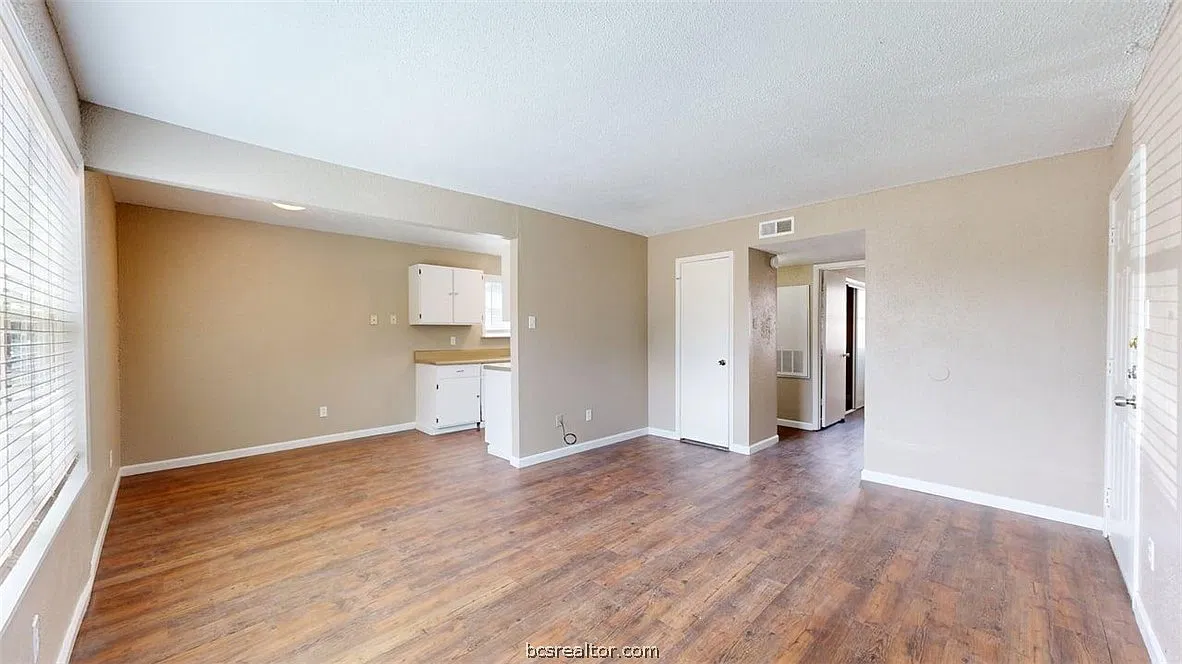 2 bed, 1.0 bath, 749 sqft, $895 — Photo 3