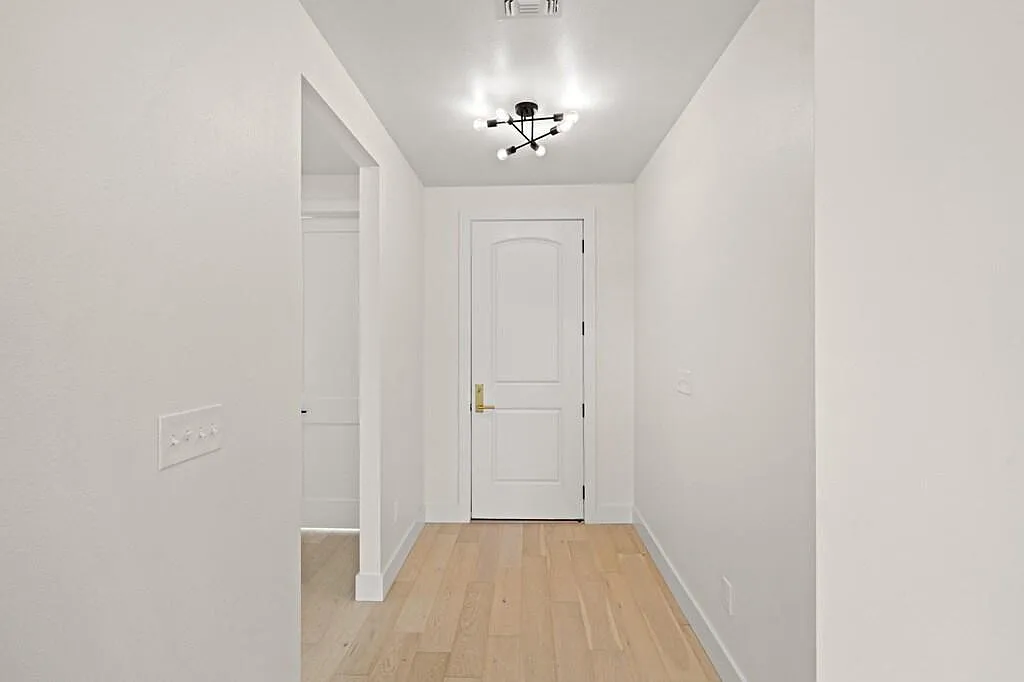 3 bed, 2.0 bath, 2081 sqft, $2,800 — Photo 3