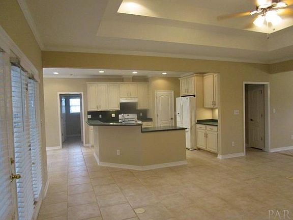 4th image of 423 Surrey Dr