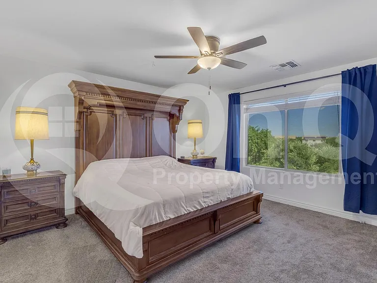 2561 N Hawthorn Dr — Photo 36