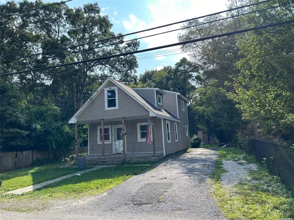 28 Dow Street, Central Islip, NY 11722