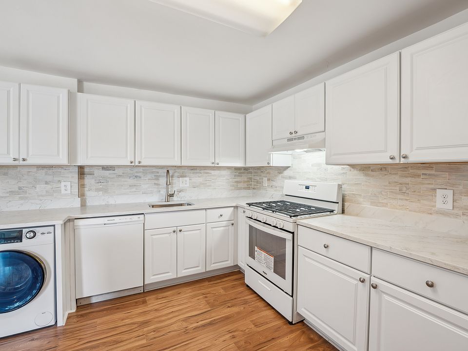 Remodeled kitchen. In-Unit washer/dryer.