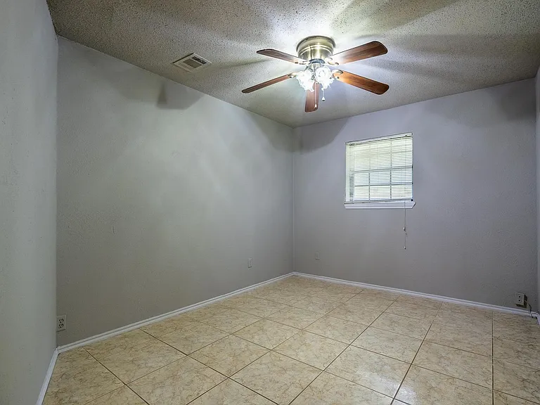 4212 Village Green Dr — Photo 16