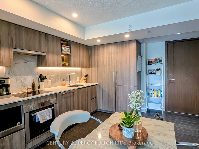 17 Bathurst St #808 — Photo 5