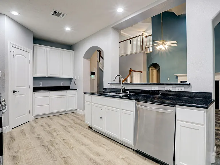 3808 Armand Dr — Photo 6
