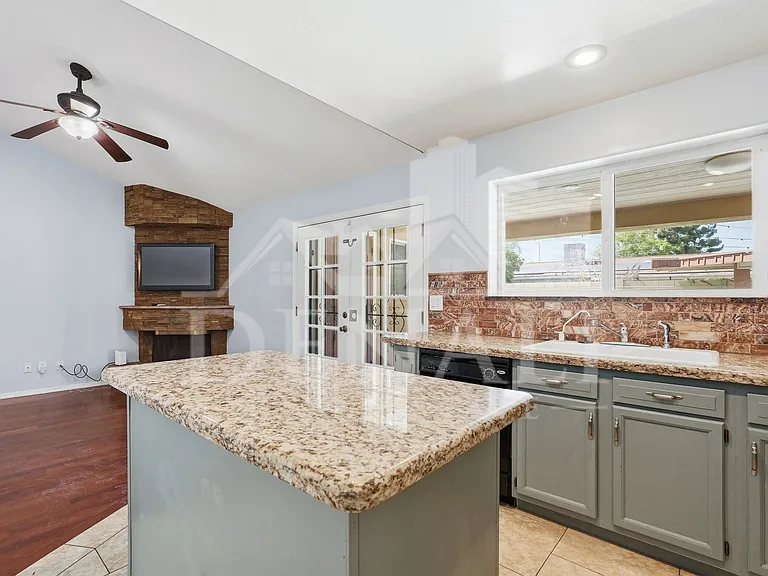 5654 W Mountain View Rd — Photo 13