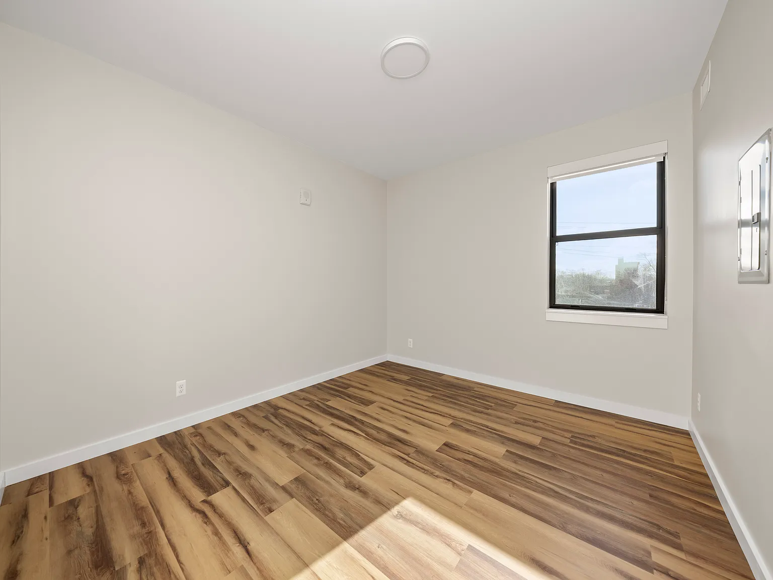 1 bed, 677 sqft, $1,300 — Photo 3