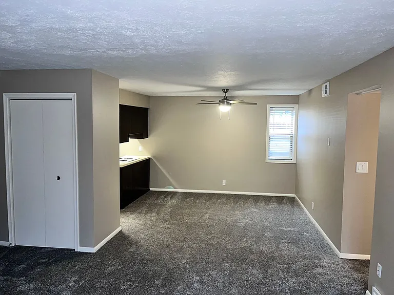 Bristol Square Apartments — Photo 225