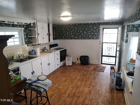 4th image of 609 N Barton St