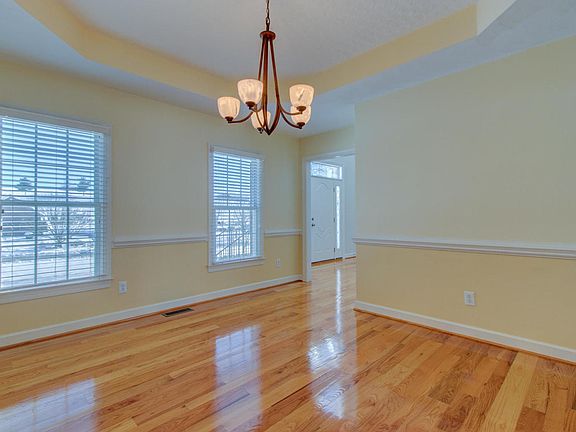 3rd image of 525 Scarlet Dr