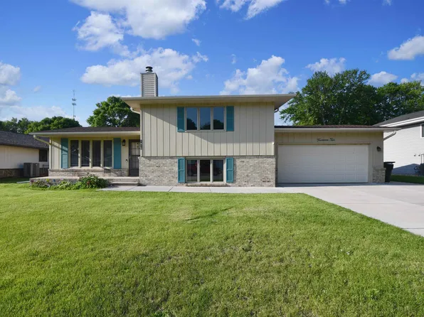 1410 W 37th St, Kearney, NE 68845