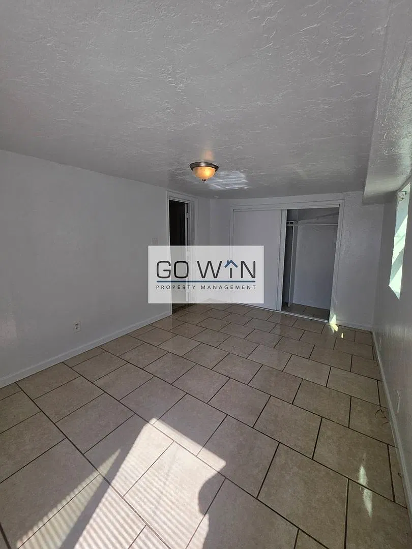 2440 E Monroe St — Photo 3