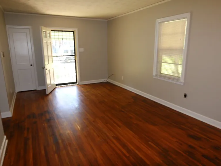 940 Vaughn Rd — Photo 2