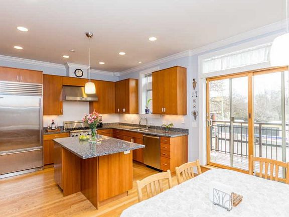 5th image of 4113 N Southport Ave