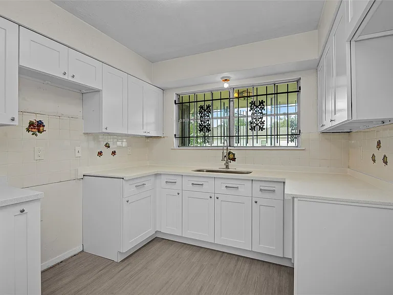 7329 Gleason Rd — Photo 9