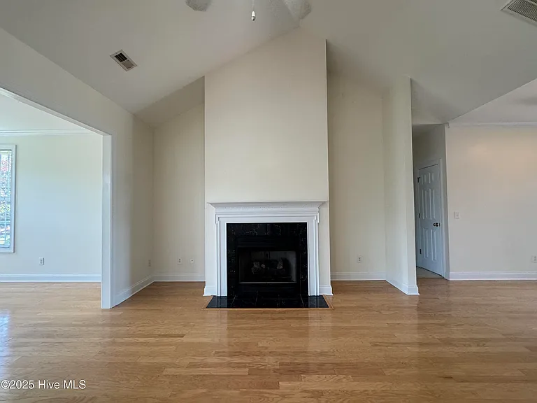 1052 Stonebridge Ln — Photo 7