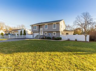 940 Karshick St, Bohemia, NY 11716