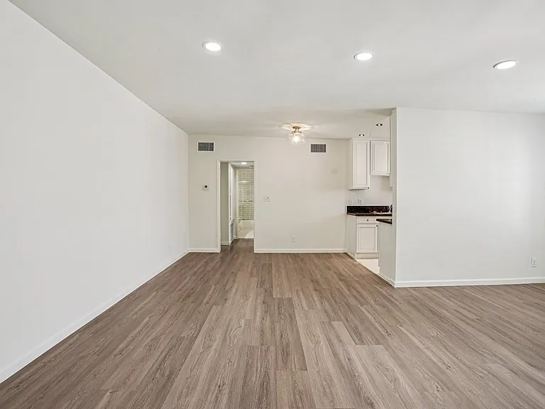 Willis Apartments — Photo 26