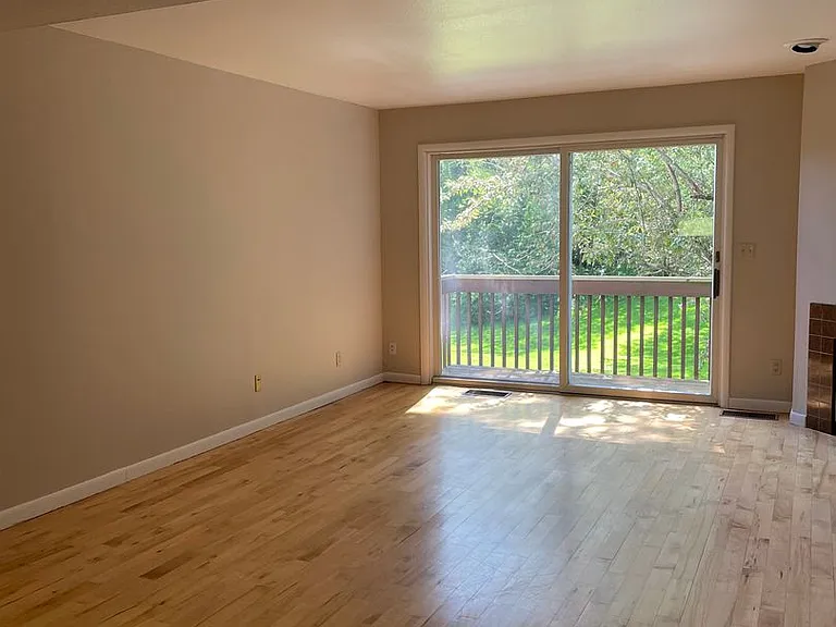 1160 Cambria Ct — Photo 2