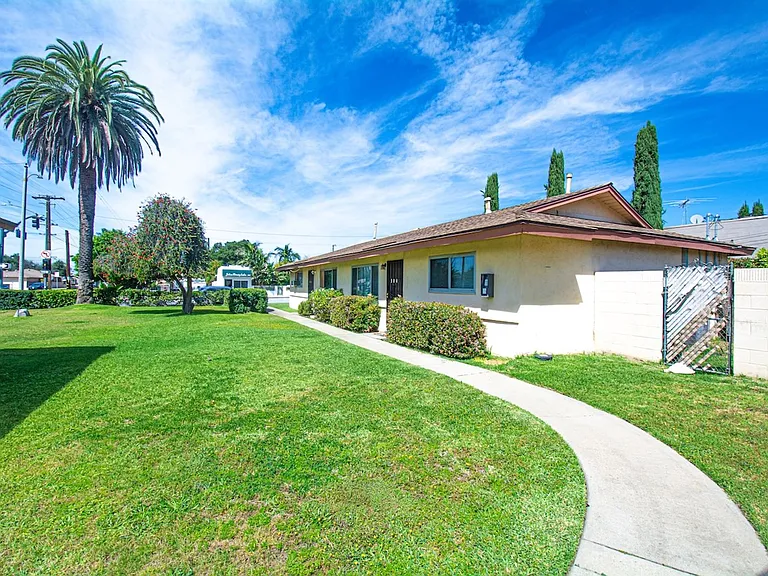 306 N Azusa Ave — Photo 4