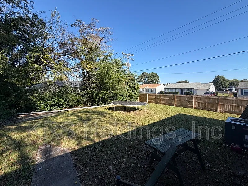 3 bed, 1.0 bath, 912 sqft, $1,850 — Photo 4